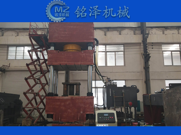 三梁四柱式液壓機(jī) 三梁四柱式液壓機(jī)